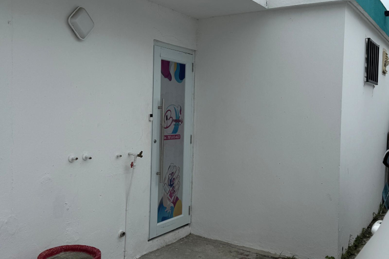 "Brenda Nails", negocio que fue atracado anoche en la Avenida Galicia en Carolina. (Foto/José R. Hernández Pérez)