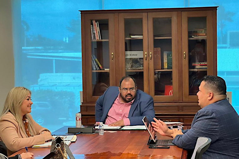  De izquierda a derecha, la senadora Keren Riquelme; el secretario de Educación, Eliezer Ramos Parés y el comunicador, Jesús Manuel Torres, durante la reunión para solicitar la creación de un proyecto piloto para que estudiantes de escuela superior puedan participar de un programa de comunicaciones. (Foto/Suministrada) 